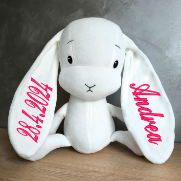 Effiki zajac M biely s vyšitým menom a dátumom narodenia
