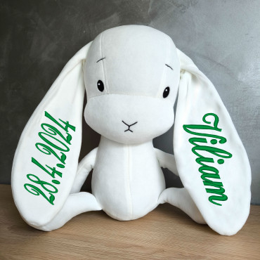 Effiki zajac M biely s vyšitým menom a dátumom narodenia