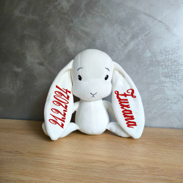 Effiki zajac S biely s vyšitým menom a dátumom narodenia
