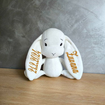 Effiki zajac S biely s vyšitým menom a dátumom narodenia