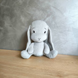 Effiki zajac S sivý s vyšitým menom a dátumom narodenia
